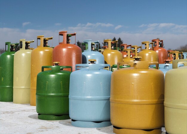 Jak odpowiednio wybrać i zarządzać zbiornikami do przechowywania paliw – przewodnik dla przedsiębiorców