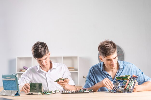 Poradnik dla początkujących: jak zbudować swój pierwszy robot przy użyciu zestawu Arduino