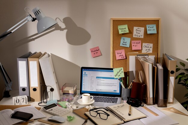 Jak efektywnie zorganizować dokumenty na biurku – praktyczne porady